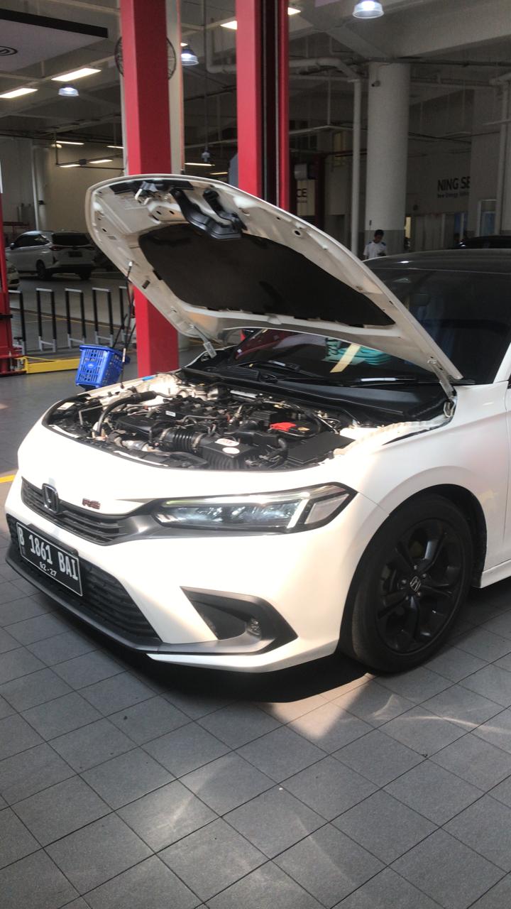 Honda Civic putih di bengkel saat inspeksi dilakukan